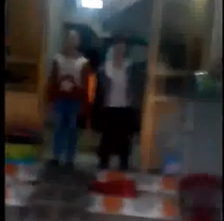 Sốc con gái đánh và chửi mắng bố thậm tệ